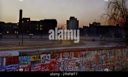 Berlin-City / Berliner Mauer / 1986 Potsdamer Platz: Blick Richtung Kreuzberg, Stresemannstraße. Meilen von Graffiti vor der Westseite der Mauer. // Geschichte / DDR / Bezirke / Kalter Krieg / Mauergeschichte / Kommunismus [automatisierte Übersetzung] Stockfoto