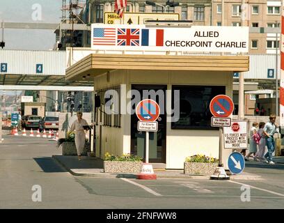 Berliner Bezirke / DDR / 1987 Checkpoint Charly. Der Grenzübergang zwischen Kreuzberg und Mitte ist für Ausländer, darunter Diplomaten, reserviert. Sie werden vom deutschen Zoll, einem Hilfsorgan der Westalliierten, abgeräumt. Am Checkpoint Charly standen sich amerikanische und sowjetische Panzer während des Mauerbaus 1961 gegenüber. // Berlin-Status / Checkpoint / Grenze / Geschichte / Geschichte / Kommunismus [automatisierte Übersetzung] Stockfoto