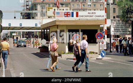 Berliner Bezirke / DDR / 1987 Checkpoint Charly. Der Grenzübergang zwischen Kreuzberg und Mitte ist für Ausländer, darunter Diplomaten, reserviert. Sie werden vom deutschen Zoll, einem Hilfsorgan der Westalliierten, abgeräumt. Am Checkpoint Charly standen sich amerikanische und sowjetische Panzer während des Mauerbaus 1961 gegenüber. // Berlin-Status / Checkpoint / Grenze / Geschichte / Geschichte / Kommunismus [automatisierte Übersetzung] Stockfoto