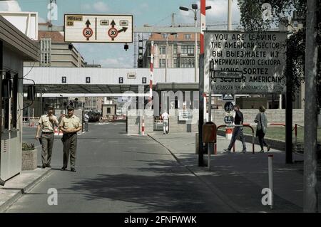 Berliner Bezirke / DDR / 1987 Checkpoint Charly. Der Grenzübergang zwischen Kreuzberg und Mitte ist für Ausländer, darunter Diplomaten, reserviert. Sie werden vom deutschen Zoll, einem Hilfsorgan der Westalliierten, abgeräumt. Am Checkpoint Charly standen sich amerikanische und sowjetische Panzer während des Mauerbaus 1961 gegenüber. // Berlin-Status / Checkpoint / Grenze / Geschichte / Geschichte / Kommunismus [automatisierte Übersetzung] Stockfoto