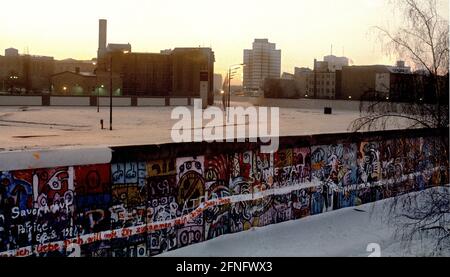 Berlin / Berliner Mauer / 1986 Potsdamer Platz: Kilometerlange Graffiti, hinter der Mauer liegt Berlin-Mitte, Leipziger Straße. Meilen von Graffiti auf der Westseite der Wand. Längste Malerei der Welt // Malerei / Kunst / Geschichte / DDR / Bezirke / Kalter Krieg / Mauer / Geschichte der Grenze / Kommunismus Stockfoto