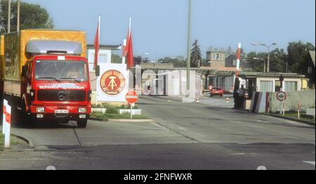 Berlin / Spandau / 1986 Grenzübergang Spandau-Staaken für die West-Berliner ging es von hier durch die DDR nach Hamburg und Schweden. Es musste ein Visum beantragt werden und die Reisezeit war begrenzt, damit in der DDR nicht jemand etwas falsch machte. Fußgänger kommen aus der DDR nach Spandau // DDR / Mauer / Grenze / Geschichte / Bezirke [automatisierte Übersetzung] Stockfoto