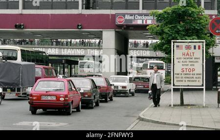 Berlin-Bezrike / DDR / Mauer / 1989 Osterverkehr am Grenzübergang Dreilinden. Dort verließ man West-Berlin in Richtung Hannover oder München. Sie verlassen den amerikanischen Sektor zeigt den Besatzungsstatus von West-Berlin. Die USA, Frankreich und Großbritannien waren für die Überquerung des Checkpoint Bravo verantwortlich. Hinter der Brücke begann die DDR. Für die Durchreise brauchte man ein Visum, das auf DDR-Seite zur Verfügung stand. // Berlin-Status / Checkpoint / Grenze / Bezirke / // Geschichte / Geschichte / Kommunismus / Alliierten [automatisierte Übersetzung] Stockfoto