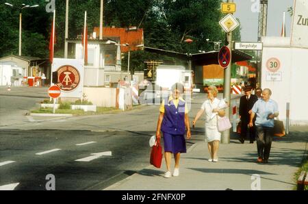 Berlin / Spandau / 1986 Grenzübergang Spandau-Staaken für die West-Berliner ging es von hier durch die DDR nach Hamburg und Schweden. Es musste ein Visum beantragt werden und die Reisezeit war begrenzt, damit in der DDR nicht jemand etwas falsch machte. Fußgänger kommen aus der DDR nach Spandau // DDR / Mauer / Grenze / Geschichte / Bezirke [automatisierte Übersetzung] Stockfoto