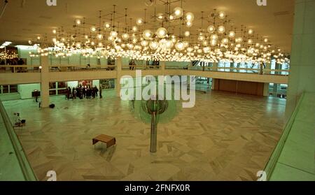 Berlin-City / DDR / 5 / 1995 das Schloss der Republik am Schlossplatz, Eingangshalle. Im Gebäude befand sich auch die <Volkskammer> der DDR, das parlament. // Mitte / Stadtschloss / unter den Linden / Geschichte / anstelle des 1950 abgerissenen Stadtpalastes wurde ab 1973 der Palast der Republik errichtet, 180 m lang, 32 m breit. In ihm waren verschiedene Einrichtungen. In der großen Halle fanden Veranstaltungen statt, es hielt 5000 Besucher. In dem kleinen Saal traf sich die DDR-Volkskammer. Es gibt auch Restaurants und Cafés für 1500 Gäste. Die Planung erfolgte durch ein Architektenkollektiv unter Heinz Stockfoto