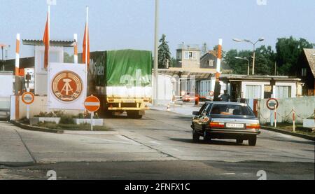 Berlin / Spandau / 1986 Grenzübergang Spandau-Staaken für die West-Berliner ging es von hier durch die DDR nach Hamburg und Schweden. Es musste ein Visum beantragt werden und die Reisezeit war begrenzt, damit in der DDR nicht jemand etwas falsch machte. Fußgänger kommen aus der DDR nach Spandau // DDR / Mauer / Grenze / Geschichte / Bezirke [automatisierte Übersetzung] Stockfoto