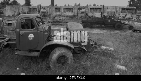 Sachsen-Anhalt / DDR-Land / Sowjets 1991 ehemalige sowjetische Kaserne in Wittenberg. Die Soldaten sind weg, der Müll ist geblieben. Große Flächen der ehemaligen Kasernen und Rangierplätze sind noch nicht saniert, russische Lastwagen, halbkanibalisiert // Rote Armee / Kasernen / Umwelt / Beruf / Einheit / Militär [automatisierte Übersetzung] Stockfoto