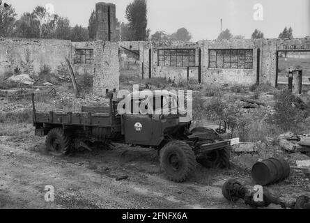 Sachsen-Anhalt / DDR-Land / Sowjets 1991 ehemalige sowjetische Kaserne in Wittenberg. Die Soldaten sind weg, der Müll ist geblieben. Große Flächen der ehemaligen Kasernen und Rangierplätze sind noch nicht saniert, russische Lastwagen, halbkanibalisiert // Rote Armee / Kasernen / Umwelt / Beruf / Einheit / Militär [automatisierte Übersetzung] Stockfoto