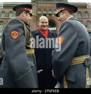 Berlin / DDR / Einheit / Anfang 1990 Walter Momper,SPD, Regierender Bürgermeister in West-Berlin, mit sowjetischen Soldaten in Ost-Berlin, vor dem Roten Rathaus. Die Militärkapelle brachte ihm ein kleines Geschenk. Die DDR existiert noch, die SED regiert. Die Sowjetunion ist eine der alliierten Siegermächte. / Alliierten / vier-Mehrheitsstatus / Sowjets / Militär / Vereinheitlichung [automatisierte Übersetzung] Stockfoto