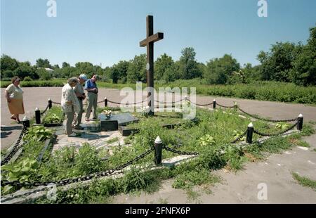 Ukraine / Denkmäler / 1998 Shitomir, Denkmal für die Hinrichtung von Stalins Säuberungen von 1937/1938. Besonders Wolhynien-Deutsche wurden hier vom sowjetischen Geheimdienst mit einem Schuss in den Hals hingerichtet. Dieses Kreuz existiert seit 1996. // Volksdeutsche / Geschichte / Kommunismus / sowjetische Hinrichtungen / Denkmäler / Deutsche Opfer [automatisierte Übersetzung] Stockfoto