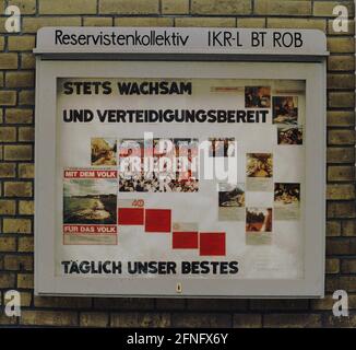 Sachsen-Anhalt / DDR-Land / Dez 1989 VEB Rohrleitungs-Kombinat Bitterfeld. Es werden große Rohre und ganze Kraftwerke produziert. Im Hof die Bretter für die sozialen Gruppen, Reservist Kollektiv -immer wachsam und bereit für die Verteidigung- // Wirtschaft / Industrie / Staat / Sowjet [automatisierte Übersetzung] Stockfoto