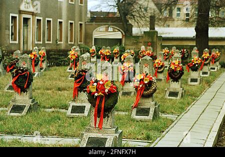 Brandenburg / Geschichte-1933-1945 1/1991 Jueterbog, sowjetischer Friedhof vor der Kirche //Soldatenfriedhof / Militär / Sowjet Stockfoto