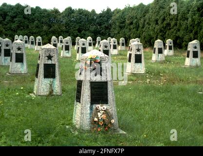 Polen / Geschichte / 1999 Sowjetischer Friedhof und Gedenkstätte in der Nähe Schwiebus (Westpolen) // Kriegsgräber / Militär / Grab / Russen / [automatisierte Übersetzung] Stockfoto