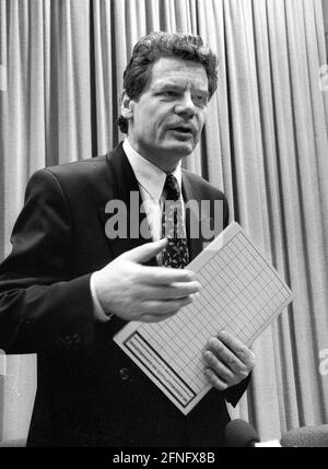 Berlin / DDR / Geschichte / Stasi 1 / 1992 Joachim Gauck, Oberhaupt der Gauck-Behörde. Erster Tag der Akteneinsicht. // Staatssicherheit / Stasi / [automatisierte Übersetzung] Stockfoto