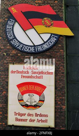 Sachsen-Anhalt / DDR-Land / Dez 1989 VEB Rohrleitungs-Kombinat Bitterfeld. Es werden große Rohre und ganze Kraftwerke produziert. Im Hof die Tafeln für die gesellschaftlichen Gruppen, hier die Gesellschaft für die Deutsch-Sowjetische Freundschaft // Wirtschaft / Industrie / Staat / Sowjet [automatisierte Übersetzung] Stockfoto