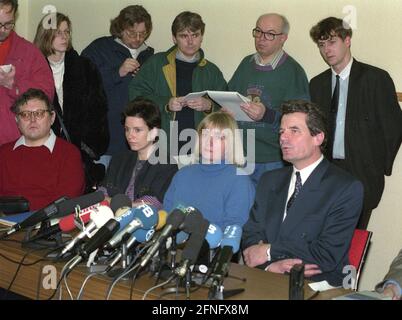 Berlin / DDR / Geschichte / Stasi 1 / 1992 Joachim Gauck, Leiter des Gauck-Büros. Erster Tag der Akteneinsicht Pressekonferenz mit Vera Lengsfeld, Ulrike Poppe, Manfred Wilke Zurück rechts David Gill // Staatssicherheit / Stasi / [automatisierte Übersetzung] Stockfoto