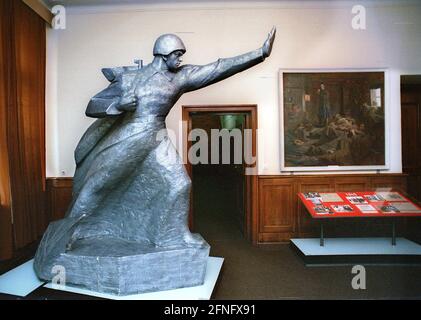 Berlin / Geschichte / 1994 Karlshorst, Surrender Museum, wo die deutsche Führung 1945 die Kapitulation an die Sowjetunion unterzeichnete. Das Foto zeigt einen Soldaten der Roten Armee, der sich dem Faschismus stellt. Sowjetische Stars. Das Museum ist jetzt Teil des Deutschen Historischen Museums, diese Skulptur wurde entfernt // Sowjet / Denkmal / Krieg / Soldat / Russland / // Bezirke / Lichtenberg [automatisierte Übersetzung] Stockfoto