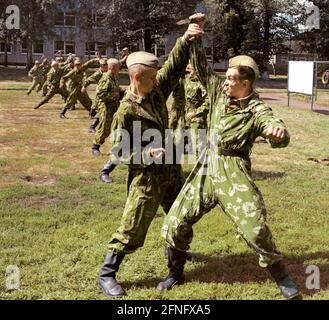 Berlin / Karlshorst / Sowjetunion / 1990 Kasernen eines Regiments der Roten Armee in Karlshorst, Kampftraining. 1994 verließ die Einheit Deutschland. // Militär / Besatzungstruppen / DDR / Einheiten / Sowjets / Alliierten / Soldaten / DDR-Staat / Rote Armee [automatisierte Übersetzung] Stockfoto