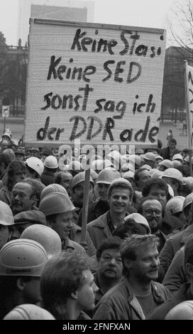 Berlin / DDR / Januar 1990 Demo zur Unterstützung des Runden Tisches folgte die Regierung Modrow den Befehlen des Runden Tisches nicht. Die Bauarbeiter auf den Baustellen in der Friedrichstraße stoppten daraufhin die Arbeiten und marschierten zur Volkskammer. Die meisten von ihnen arbeiteten für den VEB Ingenieurhochbau, wo es starke Oppositionsgruppen gab.-Keine Stasi, keine SED, sonst sage ich Auf Wiedersehen zur DDR- // Opposition / Runden Tisch / Wende / Vereinheitlichung / DDR-Politik Stockfoto