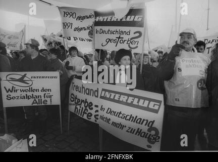 Berlin-Mitte / Alexanderplatz / 1991 Demonstration gegen die Treuhand-Agentur am Alexanderplatz 6. Mitarbeiter der DDR-Fluggesellschaft Interflug protestieren gegen die Einstellung des Flugbetriebs. Das Schild lautet -Treuhand Sterbehilfe- // Demo / Treuhandanstalt / Liquidation Stockfoto