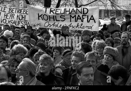 Berlin-Mitte / Alexanderplatz / 1991 Demonstration gegen die Treuhand-Agentur am Alexanderplatz 6. Mitarbeiter der DDR-Fluggesellschaft Interflug protestieren gegen das Ende des Unternehmens. Das Schild lautet -Treuhand, Kohls Mafia in der DDR- // Demo / Helmut Kohl / DDR / Liquidation / Unification / [automatisierte Übersetzung] Stockfoto
