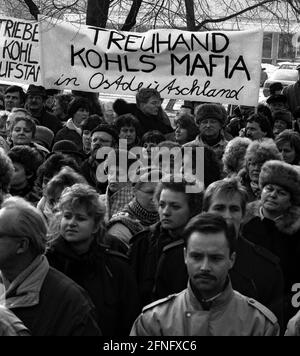 Berlin-Mitte / Alexanderplatz / 1991 Demonstration gegen die Treuhand-Agentur am Alexanderplatz 6. Mitarbeiter der DDR-Fluggesellschaft Interflug protestieren gegen das Ende des Unternehmens. Das Schild lautet -Treuhand, Kohls Mafia in der DDR- // Demo / Helmut Kohl / DDR / Liquidation / Unification / [automatisierte Übersetzung] Stockfoto