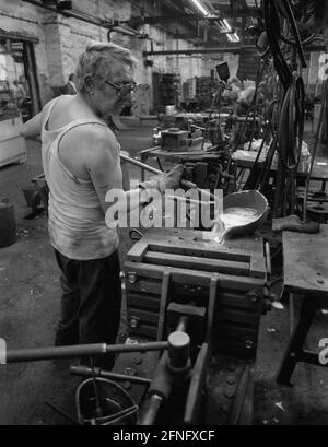 Brandenburg / Industrie / 1991 Gießerei Prapag in Potsdam, Handarbeit. Geschmolzenes Eisen wird aus dem Ofen genommen und in eine Form gegossen. // Metall / Arbeiter / Treuhandgesellschaft / GDR [automatisierte Übersetzung] Stockfoto