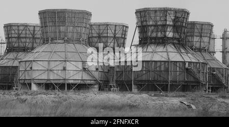 Sachsen-Anhalt / DDR / Industrie / 1993 BUNA-Werke in Schkopau. Einst eine der ersten großen Chemieanlagen der Welt. Alte Kühltürme // Wirtschaft / Buna / Bundesländer / Gummi war für die Rüstungsindustrie von großer Bedeutung. Im Jahr 1936 baute IG-Farben in der Nähe des Dorfes Schkopau ein Werk zur Herstellung von synthetischem Kautschuk, BUNA. Als Vorprodukt aus Gummi und PVC wurden große Anlagen zur Herstellung von Hartmetall gebaut. Die Hartmetallöfen wurden 1990 abgerissen, das PVC-Werk blieb erhalten. Heute sind dort verschiedene Unternehmen angesiedelt, darunter Dow-Chemicals. [Automatisierte Übersetzung] Stockfoto