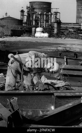 Brandenburg / DDR / Industrie 1992 Ende der DDR. Die große Lauchhammer Kokerei wird abgerissen. Koks wurde dort aus Braunkohle hergestellt. Das Foto symbolisiert den Abbau der DDR-Wirtschaft. Große Umweltschäden müssen beseitigt werden // Treuhand / Abriss / Wirtschaft / Bundesländer im Kalten Krieg konnte die DDR für ihre Stahlwerke keinen Koks aus dem Westen bekommen. Sie musste sie aus Braunkohle herstellen. Die Kokerei wurde von 7 Braunkohlebergwerken im Tagebau versorgt. Nach der Wiedervereinigung war die Grundlage für die unrentable Operation verschwunden. Die Anlage wurde abgerissen, der kontaminierte Boden wurde zerstört Stockfoto