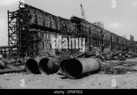 Brandenburg / DDR / Industrie 1992 Ende der DDR. Die große Lauchhammer Kokerei wird abgerissen. Koks wurde dort aus Braunkohle hergestellt. Das Foto symbolisiert den Abbau der DDR-Wirtschaft. Große Umweltschäden müssen beseitigt werden // Treuhand / Abriss / Wirtschaft / Bundesländer im Kalten Krieg konnte die DDR für ihre Stahlwerke keinen Koks aus dem Westen bekommen. Sie musste sie aus Braunkohle herstellen. Die Kokerei wurde von 7 Braunkohlebergwerken im Tagebau versorgt. Nach der Wiedervereinigung war die Grundlage für die unrentable Operation verschwunden. Die Anlage wurde abgerissen, der kontaminierte Boden wurde zerstört Stockfoto