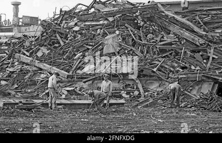 Sachsen-Anhalt / DDR-Land / / 1/ 1992 Buna: Dieser Chemiearbeiter reißt sein Werk als ABM-Arbeiter nieder. Der Mähdrescher ist zerbrochen, einige Teile bleiben erhalten, der Rest wird aufgewickelt. Das Gebiet wird von verschiedenen Unternehmen zur Abrechnung genutzt // Schaffung von Arbeitsplätzen / Industrie / Chemie / Treuhand / Abriss [automatisierte Übersetzung] Stockfoto