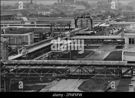 Sachsen-Anhalt / DDR / Industrie / 1993 BUNA arbeitet in Schkopau. Eine der ersten großen Chemieanlagen der Welt // Wirtschaft / Buna / Gummi war von großer Bedeutung für die Rüstungsindustrie. Im Jahr 1936 baute IG-Farben in der Nähe des Dorfes Schkopau ein Werk zur Herstellung von synthetischem Kautschuk, BUNA. Als Vorprodukt aus Gummi und PVC wurden große Anlagen zur Herstellung von Hartmetall gebaut. Die Hartmetallöfen wurden 1990 abgerissen, das PVC-Werk blieb erhalten. Heute sind dort verschiedene Unternehmen angesiedelt, darunter Dow-Chemicals. [Automatisierte Übersetzung] Stockfoto