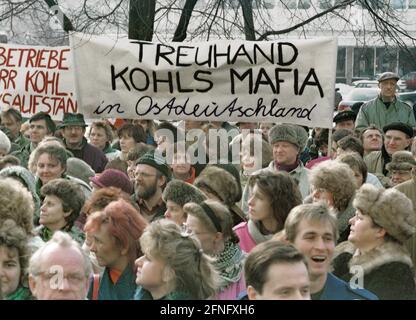 Berlin-Mitte / Alexanderplatz / 1991 Demonstration gegen die Treuhand-Agentur am Alexanderplatz 6. Mitarbeiter der DDR-Fluggesellschaft Interflug protestieren gegen das Ende des Unternehmens. Das Schild lautet -Treuhand, Kohls Mafia in der DDR- // Demo / Helmut Kohl / DDR / Liquidation / Unification / [automatisierte Übersetzung] Stockfoto