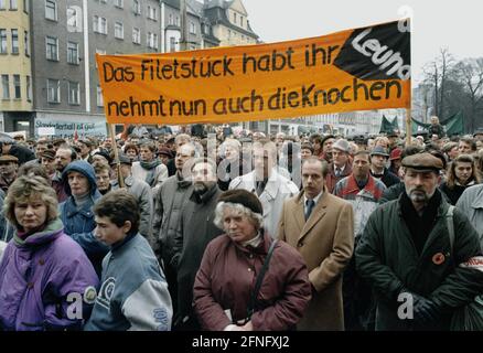 Sachsen-Anhalt / DDR-Land / 1992 Demonstration der IG-Chemie in Halle / Saale am 21.1.1992 über den Verkauf von Leuna / / DDR-Industrie / Privatisierung / Gewerkschaft / <Industrie / Chemie / Treuhand [automatisierte Übersetzung] Stockfoto