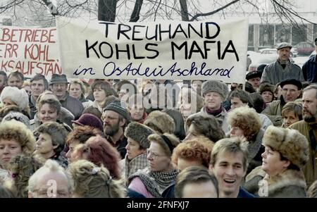 Berlin-Mitte / Alexanderplatz / 1991 Demonstration gegen die Treuhand-Agentur am Alexanderplatz 6. Mitarbeiter der DDR-Fluggesellschaft Interflug protestieren gegen das Ende des Unternehmens. Das Schild lautet -Treuhand, Kohls Mafia in der DDR- // Demo / Helmut Kohl / DDR / Liquidation / Unification / [automatisierte Übersetzung] Stockfoto