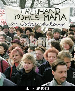Berlin-Mitte / Alexanderplatz / 1991 Demonstration gegen die Treuhand-Agentur am Alexanderplatz 6. Mitarbeiter der DDR-Fluggesellschaft Interflug protestieren gegen das Ende des Unternehmens. Das Schild lautet -Treuhand, Kohls Mafia in der DDR- // Demo / Helmut Kohl / DDR / Liquidation / Unification / [automatisierte Übersetzung] Stockfoto