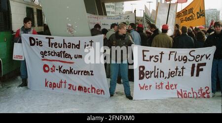 Berlin-Mitte / Alexanderplatz / 1991 Demonstration gegen die Treuhand-Agentur am Alexanderplatz 6. Mitarbeiter der DDR-Fluggesellschaft Interflug protestieren gegen das Ende des Unternehmens. Auf dem Schild steht: -Treuhand wird geschaffen, um den Wettbewerb im Osten zu zerstören- // Demo / DDR / Liquidation / Unification / [automatisierte Übersetzung] Stockfoto