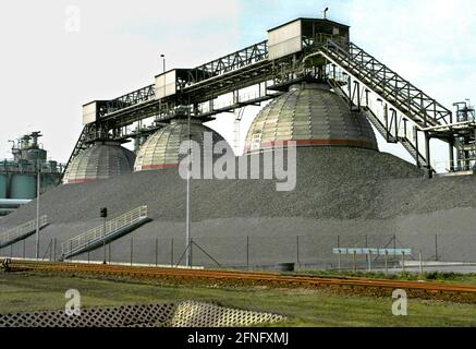 Sachsen-Anhalt / DDR / Industrie / 1993 BUNA-Werke in Schkopau. Einst eine der ersten großen Chemieanlagen der Welt. PVC-Werk, modernisiert // Wirtschaft / Buna / Gummi war von großer Bedeutung für die Rüstungsindustrie. Im Jahr 1936 baute IG-Farben in der Nähe des Dorfes Schkopau ein Werk zur Herstellung von synthetischem Kautschuk, BUNA. Als Vorprodukt aus Gummi und PVC wurden große Anlagen zur Herstellung von Hartmetall gebaut. Die Hartmetallöfen wurden 1990 abgerissen, das PVC-Werk blieb erhalten. Heute sind dort verschiedene Unternehmen angesiedelt, darunter Dow-Chemicals. [Automatisierte Übersetzung] Stockfoto