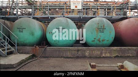 Sachsen-Anhalt / DDR / Industrie / 1992 / Bitterfeld, das ehemalige Chemiekombinat, Phosphatanlage. Ein großer Teil des Werks wird abgerissen, der Rest ist in kleine Einheiten unterteilt. Das passiert auch in Leuna und Buna. Es ist das Ende der mitteldeutschen Großindustrie der chemischen Industrie. // Wirtschaft / Landschaft / Chemie / Gummi war für die Rüstungsindustrie von großer Bedeutung. Im Jahr 1936 baute IG-Farben in der Nähe des Dorfes Schkopau ein Werk zur Herstellung von synthetischem Kautschuk, BUNA. Als Vorprodukt aus Gummi und PVC wurden große Anlagen zur Herstellung von Hartmetall gebaut. Das Hartmetall Stockfoto