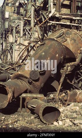 Brandenburg / DDR / Industrie 1992 Ende der DDR. Die große Lauchhammer Kokerei wird abgerissen. Koks wurde dort aus Braunkohle hergestellt. Das Foto symbolisiert den Abbau der DDR-Wirtschaft. Große Umweltschäden müssen beseitigt werden // Treuhand / Abriss / Wirtschaft / Bundesländer im Kalten Krieg konnte die DDR für ihre Stahlwerke keinen Koks aus dem Westen bekommen. Sie musste sie aus Braunkohle herstellen. Die Kokerei wurde von 7 Braunkohlebergwerken im Tagebau versorgt. Nach der Wiedervereinigung war die Grundlage für die unrentable Operation verschwunden. Die Anlage wurde abgerissen, der kontaminierte Boden wurde zerstört Stockfoto