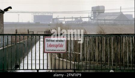 Sachsen-Anhalt / DDR / Industrie / 1993 BUNA-Werke in Schkopau. Einst eine der ersten großen Chemieanlagen der Welt. Abwasser PVC-Anlage, modernisiert // Wirtschaft / Buna / Gummi war von großer Bedeutung für die Rüstungsindustrie. Im Jahr 1936 baute IG-Farben in der Nähe des Dorfes Schkopau ein Werk zur Herstellung von synthetischem Kautschuk, BUNA. Als Vorprodukt aus Gummi und PVC wurden große Anlagen zur Herstellung von Hartmetall gebaut. Die Hartmetallöfen wurden 1990 abgerissen, das PVC-Werk blieb erhalten. Heute sind dort verschiedene Unternehmen angesiedelt, darunter Dow-Chemicals. [Automatisierte Übersetzung] Stockfoto