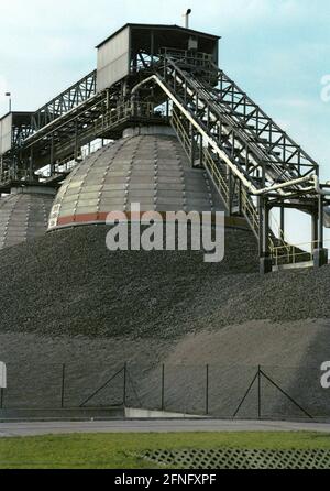 Sachsen-Anhalt / DDR / Industrie / 1993 BUNA-Werke in Schkopau. Einst eine der ersten großen Chemieanlagen der Welt. PVC-Werk, modernisiert // Wirtschaft / Buna / Gummi war von großer Bedeutung für die Rüstungsindustrie. Im Jahr 1936 baute IG-Farben in der Nähe des Dorfes Schkopau ein Werk zur Herstellung von synthetischem Kautschuk, BUNA. Als Vorprodukt aus Gummi und PVC wurden große Anlagen zur Herstellung von Hartmetall gebaut. Die Hartmetallöfen wurden 1990 abgerissen, das PVC-Werk blieb erhalten. Heute sind dort verschiedene Unternehmen angesiedelt, darunter Dow-Chemicals. [Automatisierte Übersetzung] Stockfoto