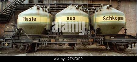 Sachsen-Anhalt / DDR / Industrie / 1993 BUNA-Werke in Schkopau. Einst eine der ersten großen Chemieanlagen der Welt. ''Plaste und Elaste'', ein DDR-Symbol auf Tankwagen // Wirtschaft / Buna / Bundesländer / Gummi war für die Rüstungsindustrie von großer Bedeutung. Im Jahr 1936 baute IG-Farben in der Nähe des Dorfes Schkopau ein Werk zur Herstellung von synthetischem Kautschuk, BUNA. Als Vorprodukt aus Gummi und PVC wurden große Anlagen zur Herstellung von Hartmetall gebaut. Die Hartmetallöfen wurden 1990 abgerissen, das PVC-Werk blieb erhalten. Heute befinden sich dort verschiedene Unternehmen, darunter auch Stockfoto