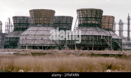 Sachsen-Anhalt / DDR / Industrie / 1993 BUNA-Werke in Schkopau. Einst eine der ersten großen Chemieanlagen der Welt. Alte Kühltürme PVC-Anlage, modernisiert // Wirtschaft / Buna / Gummi war von großer Bedeutung für die Rüstungsindustrie. Im Jahr 1936 baute IG-Farben in der Nähe des Dorfes Schkopau ein Werk zur Herstellung von synthetischem Kautschuk, BUNA. Als Vorprodukt aus Gummi und PVC wurden große Anlagen zur Herstellung von Hartmetall gebaut. Die Hartmetallöfen wurden 1990 abgerissen, das PVC-Werk blieb erhalten. Heute sind dort verschiedene Unternehmen angesiedelt, darunter Dow-Chemicals. [Automatisiert Stockfoto