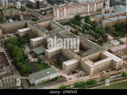 Berlin / Zentrum / Bundesregierung / 1991 die Treuhandgesellschaft in der Wilhelmstraße, erbaut als Reichs-Luftfahrtministerium, heute Bundesministerium der Finanzen, // Luftansichten / Panorama / Bezirke / Mitte Stockfoto