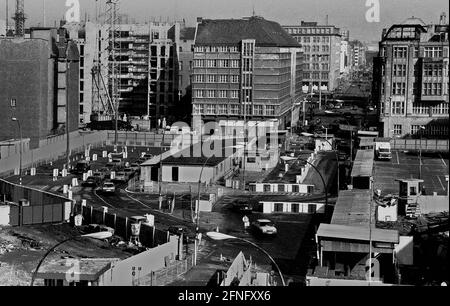 Berlin-Bezirke / DDR / 4.4.1985 Checkpoint Charly. Der Grenzübergang zwischen Kreuzberg und Berlin-Mitte ist für Ausländer, darunter Diplomaten, reserviert. Sie werden vom deutschen Zoll, einem Hilfsorgan der Westalliierten, abgeräumt. Man sieht die Betonstäbe, durch die man Slalom machen muss. Es soll mit besseren Checkpoint-Gebäuden, die nicht so sozialistisch aussehen, wieder aufgebaut werden. // Berlin-Status / Checkpoint / Grenze / Geschichte / Kommunismus / DDR-Mauer / Alliierten [automatisierte Übersetzung] Stockfoto