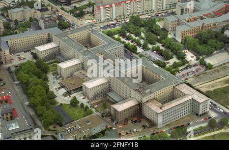 Berlin-Center / Bundesregierung / 1994 die Treuhandgesellschaft an der Wilhelmstraße, erbaut als Reichs-Luftfahrtministerium, heute Bundes-Finanzministerium, mitten im noch nicht wiederaufgebauten Bundesrat an der Leipziger Straße. In der Mitte das Berliner Abgeordnetenhaus, ehemals das preußische Parlament, links das Gropius-Gebäude und die Gestapo-Gelaende, // Luftansichten / Bezirke / Mitte / Kreuzberg / Regierungsbezirk Stockfoto