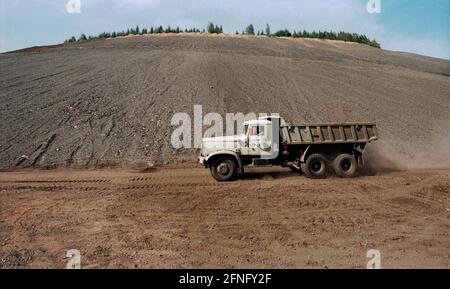 Sachsen / DDR / Energie / 1992 Uranhalden in Schlema bei Aue hat die Sanierung der großen Umweltschäden begonnen. Die Müllhalde wird abgeflacht, Terrassen werden gebaut und Büsche werden gepflanzt. Der Zugang für die Bevölkerung wird für eine sehr lange Zeit nicht möglich sein. Die Sanierung erfolgt durch die WISMUT AG // Erzgebirge / Umwelt / Atomic / Uran / Bergbau die deutsch-sowjetische Aktiengesellschaft wurde nach der Gründung der DDR gegründet, um der Sowjetunion weiterhin Zugang zum Uran im Erzgebirge zu ermöglichen. Von 1946 bis 1990 mehr als 200,000 Tonnen Uranerz Stockfoto