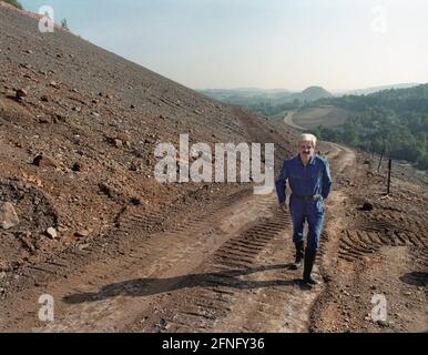 Sachsen / DDR / Energie / 1992 Uranhalden in Schlema bei Aue hat die Sanierung der großen Umweltschäden begonnen. Die Müllhalde wird abgeflacht, Terrassen werden gebaut und Büsche werden gepflanzt. Der Zugang für die Bevölkerung wird für eine sehr lange Zeit nicht möglich sein. Die Sanierung erfolgt durch die WISMUT AG // Erzgebirge / Umwelt / Atomic / Uran / Bergbau die deutsch-sowjetische Aktiengesellschaft wurde nach der Gründung der DDR gegründet, um der Sowjetunion weiterhin Zugang zum Uran im Erzgebirge zu ermöglichen. Von 1946 bis 1990 mehr als 200,000 Tonnen Uranerz Stockfoto