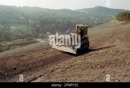 Sachsen / DDR / Energie / 1992 Uranhalden in Schlema bei Aue hat die Sanierung der großen Umweltschäden begonnen. Die Müllhalde wird abgeflacht, Terrassen werden gebaut und Büsche werden gepflanzt. Der Zugang für die Bevölkerung wird für eine sehr lange Zeit nicht möglich sein. Die Sanierung erfolgt durch die WISMUT AG // Erzgebirge / Umwelt / Atomic / Uran / Bergbau die deutsch-sowjetische Aktiengesellschaft wurde nach der Gründung der DDR gegründet, um der Sowjetunion weiterhin Zugang zum Uran im Erzgebirge zu ermöglichen. Von 1946 bis 1990 mehr als 200,000 Tonnen Uranerz Stockfoto